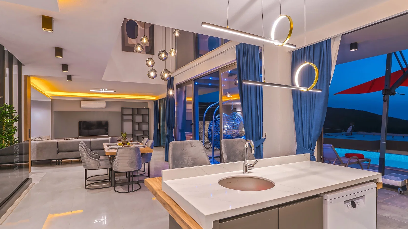 Kalkan’da Merkeze Yakın, Isıtmalı Havuzlu, 3 Yatak Odalı, Lüks Villa