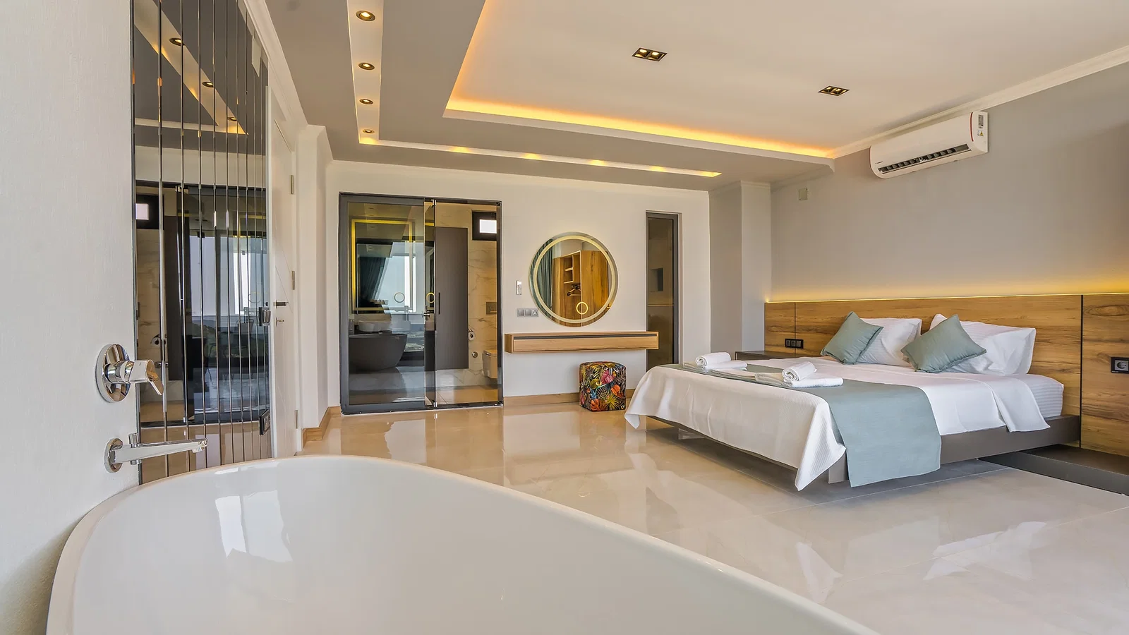 Kalkan’da Merkeze Yakın, Isıtmalı Havuzlu, 3 Yatak Odalı, Lüks Villa