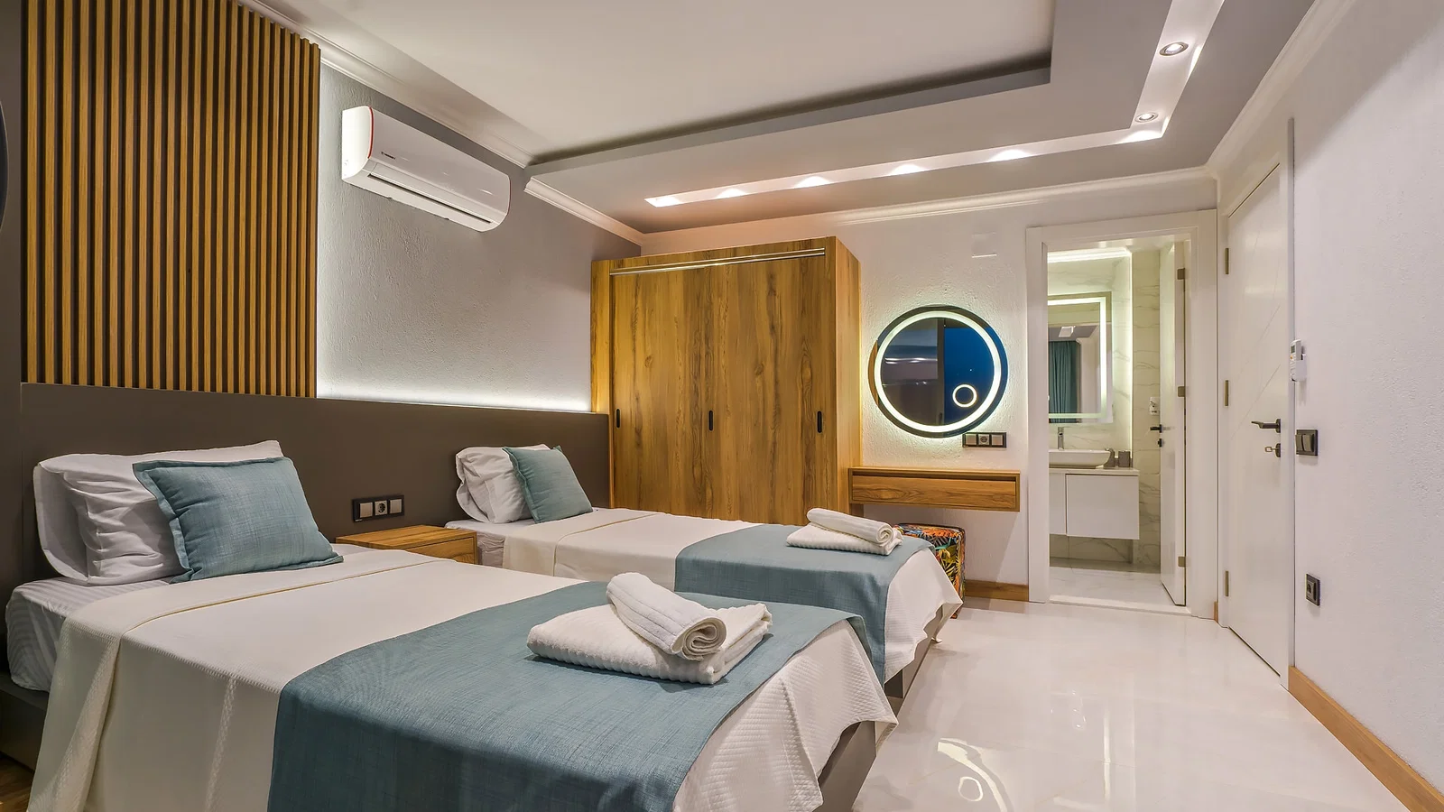 Kalkan’da Merkeze Yakın, Isıtmalı Havuzlu, 3 Yatak Odalı, Lüks Villa