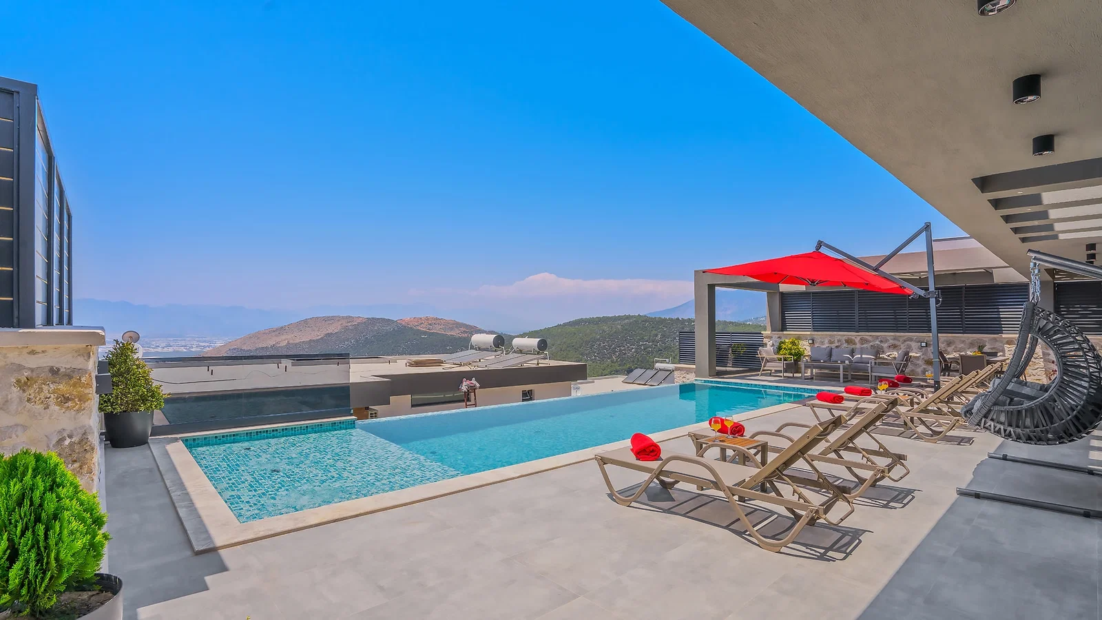 Kalkan’da Merkeze Yakın, Isıtmalı Havuzlu, 3 Yatak Odalı, Lüks Villa