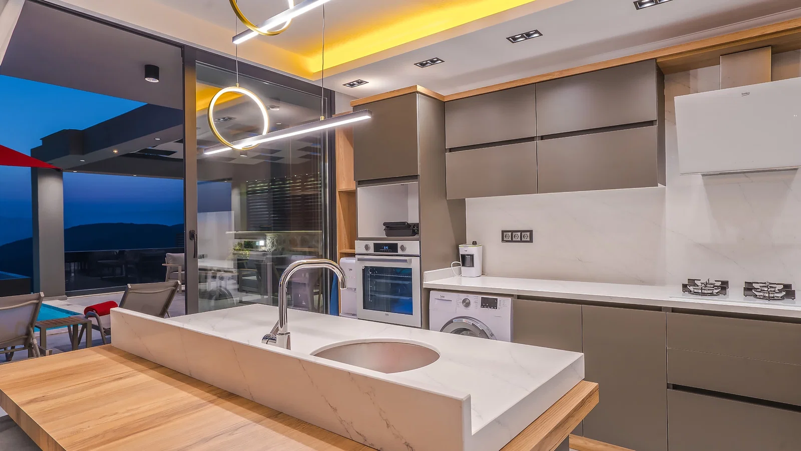 Kalkan’da Merkeze Yakın, Isıtmalı Havuzlu, 3 Yatak Odalı, Lüks Villa
