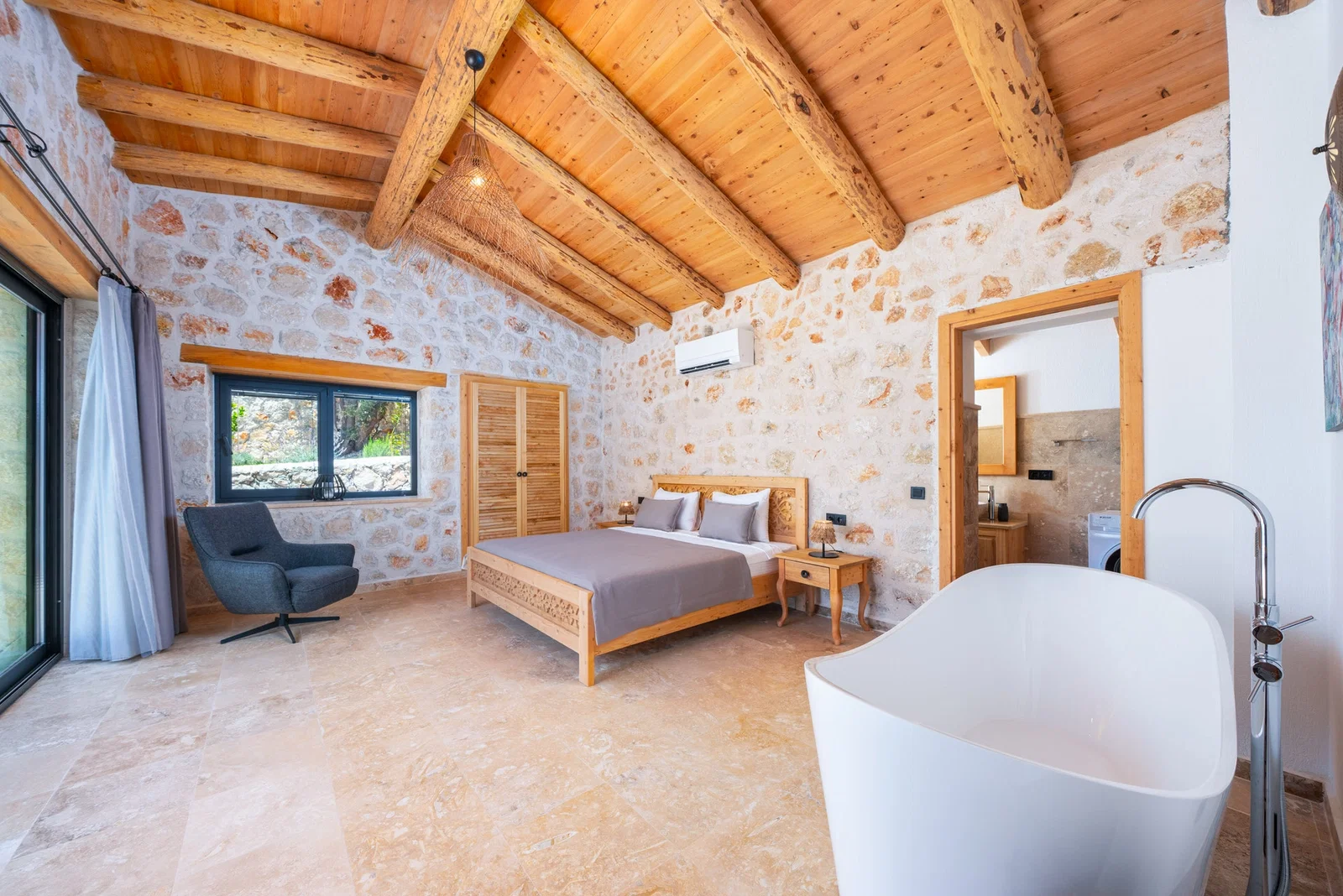 Kalkan’da Deniz Manzaralı, Özel Havuzlu, 2 Kişilik, Lüks Villa