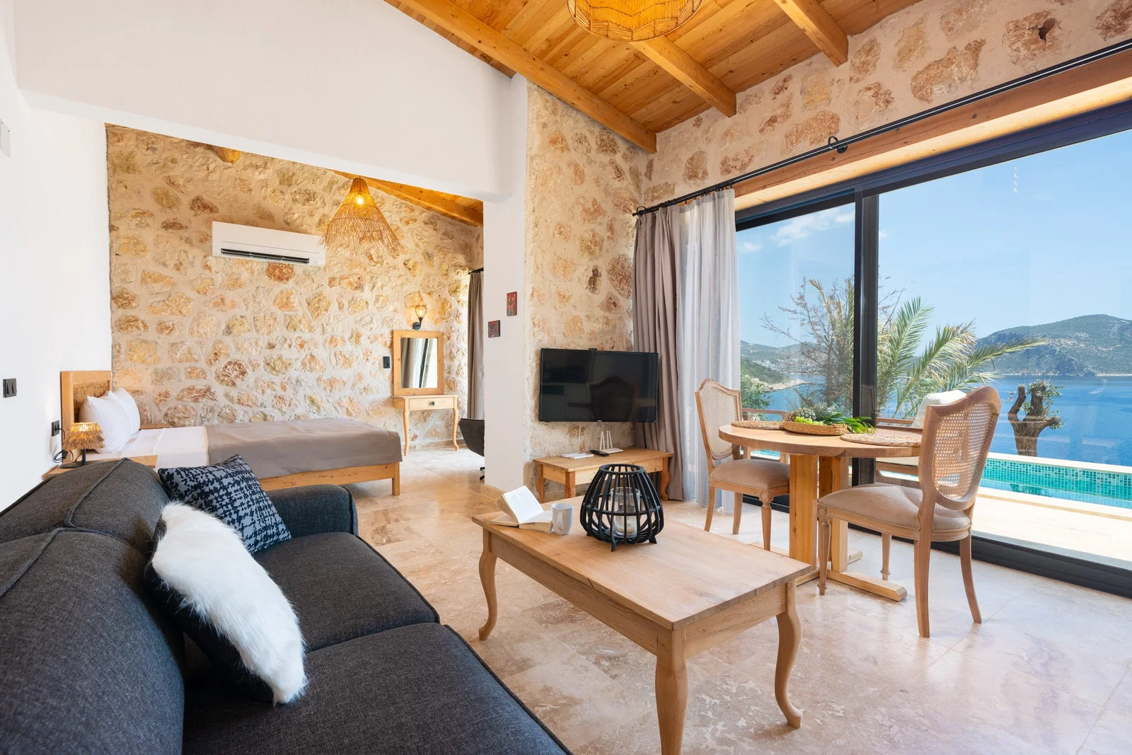 Kalkan’da Merkeze Yakın, Isıtmalı Havuzlu, 2 Kişilik, Lüks Villa