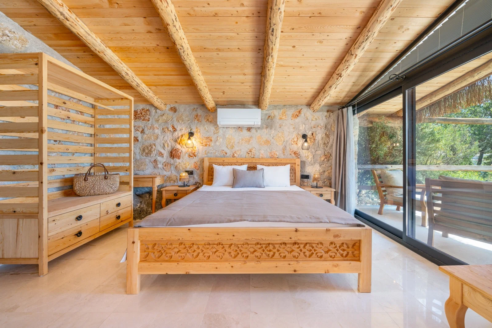 Kalkan’da Deniz Manzaralı, Özel Havuzlu, 1 Yatak Odalı, Lüks Villa