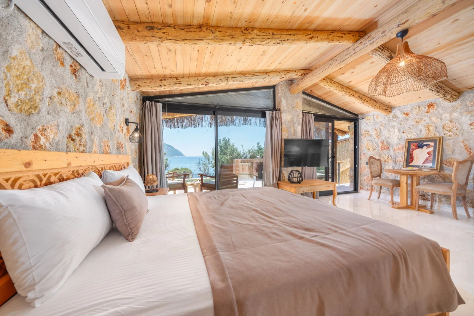 Kalkan’da Deniz Manzaralı, Özel Havuzlu, 1 Yatak Odalı, Lüks Villa