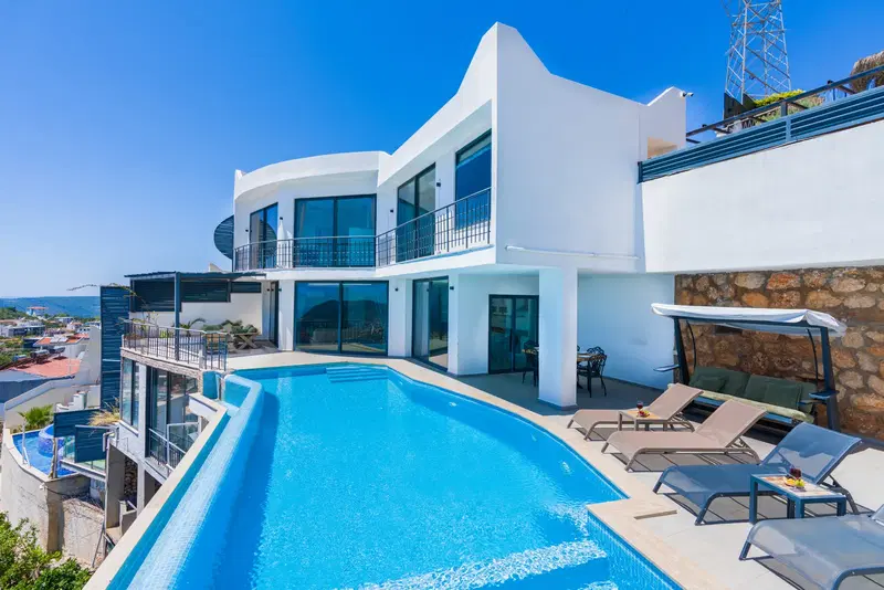 Kalkan’da korunaklı havuzlu kiralık villa