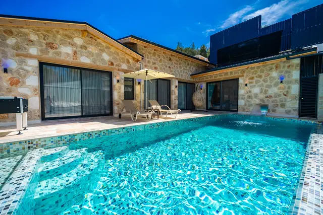 Balayına Uygun, Korunaklı Havuzlu Kiralık Villa – Kalkan, 2 Yatak Odalı