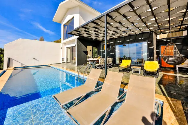 6 Kişilik Çocuk Havuzlu ve Jakuzili Lüks Villa, Kalkan’da Korunaklı