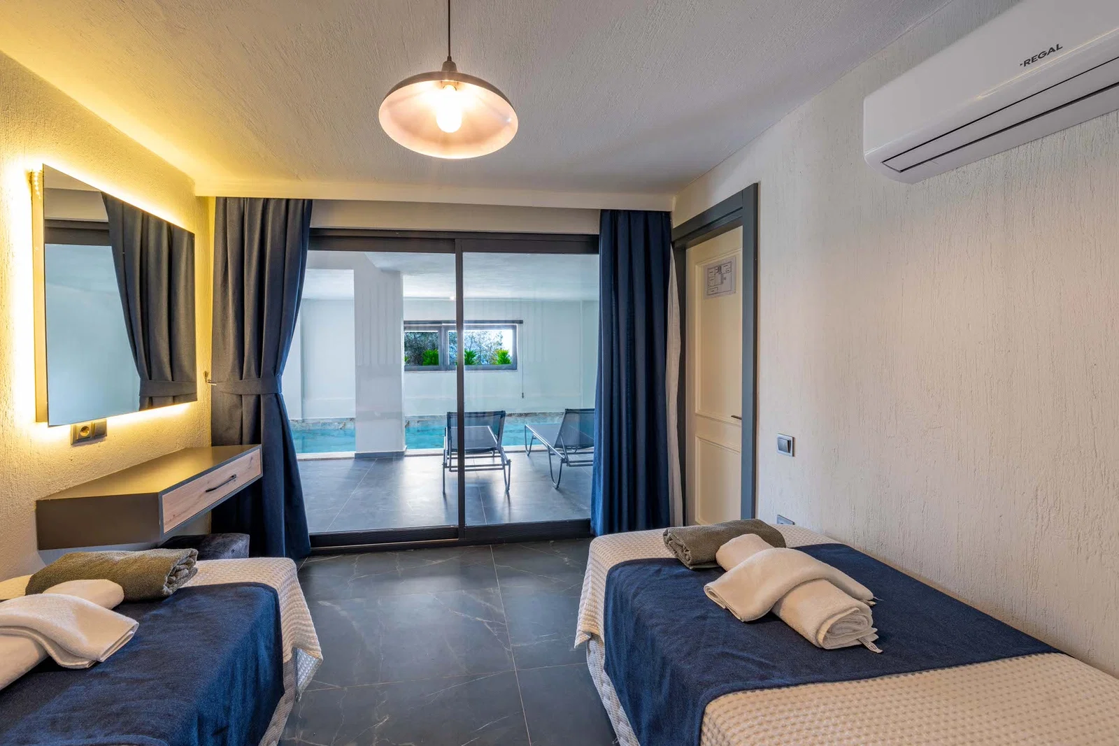 Kalkan’da Merkeze Yakın, Isıtmalı Havuzlu, 4 Yatak Odalı, Lüks Villa
