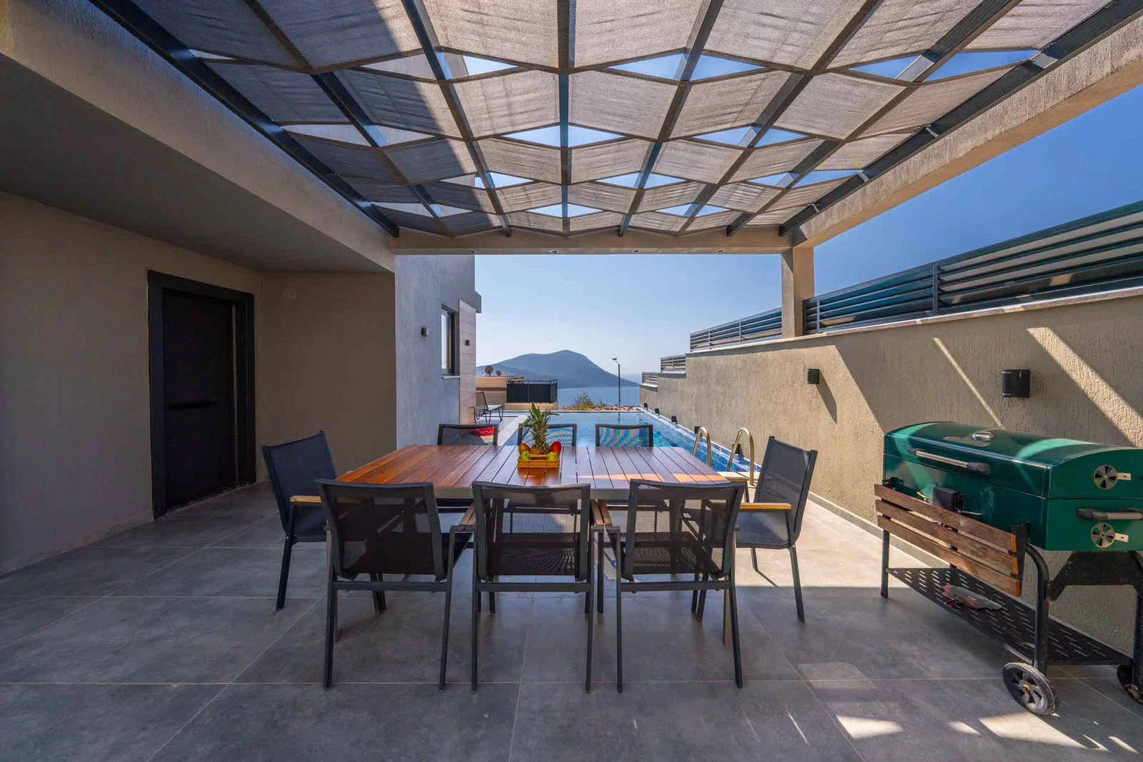Kalkan’da Merkeze Yakın, Isıtmalı Havuzlu, 4 Yatak Odalı, Lüks Villa