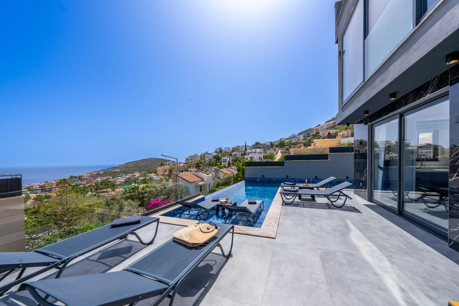 Kalkan’da Merkeze Yakın, Isıtmalı Havuzlu, 4 Yatak Odalı, Lüks Villa