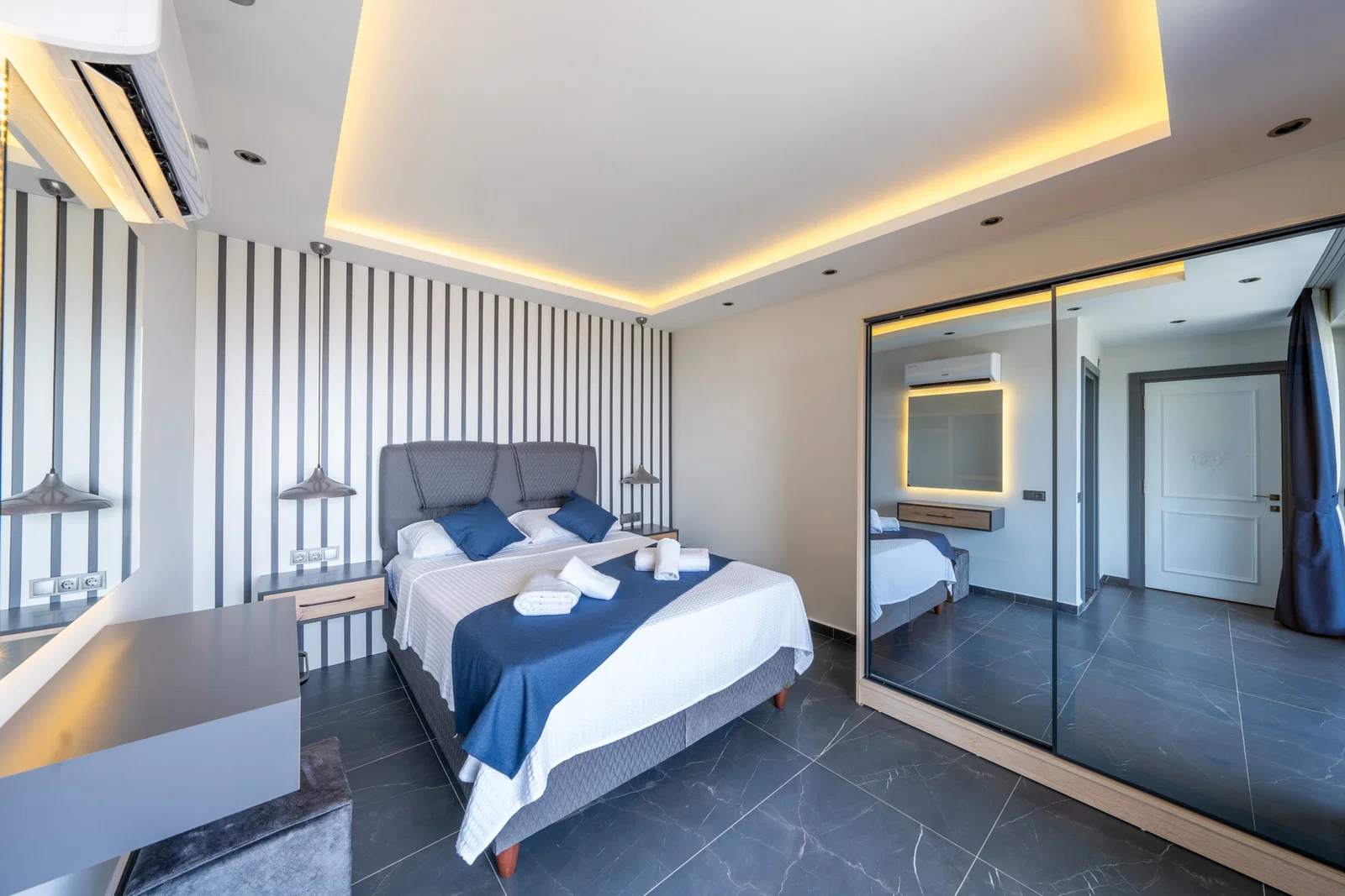 Kalkan’da Merkeze Yakın, Isıtmalı Havuzlu, 4 Yatak Odalı, Lüks Villa