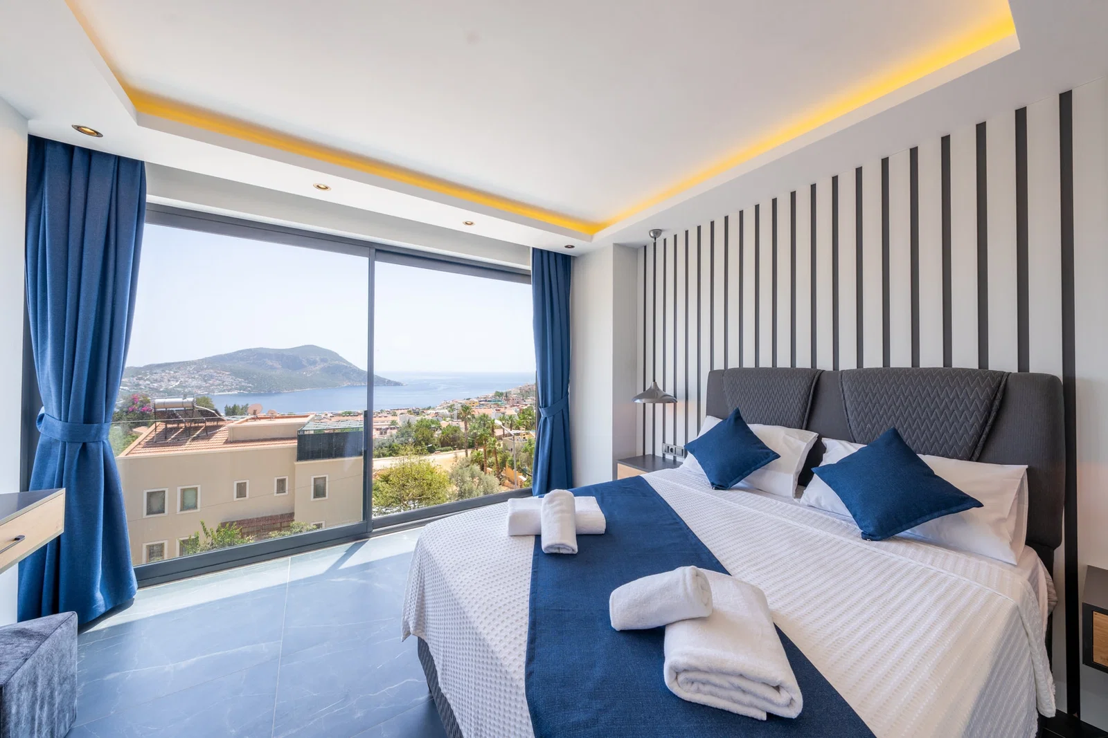 Kalkan’da Merkeze Yakın, Isıtmalı Havuzlu, 4 Yatak Odalı, Lüks Villa