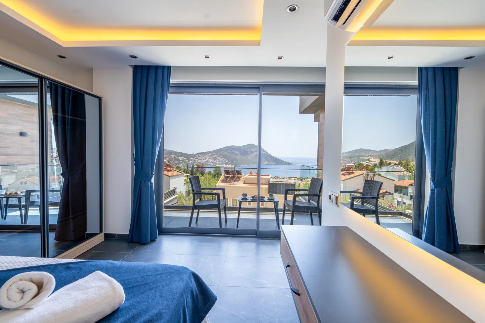 Kalkan’da Merkeze Yakın, Isıtmalı Havuzlu, 4 Yatak Odalı, Lüks Villa