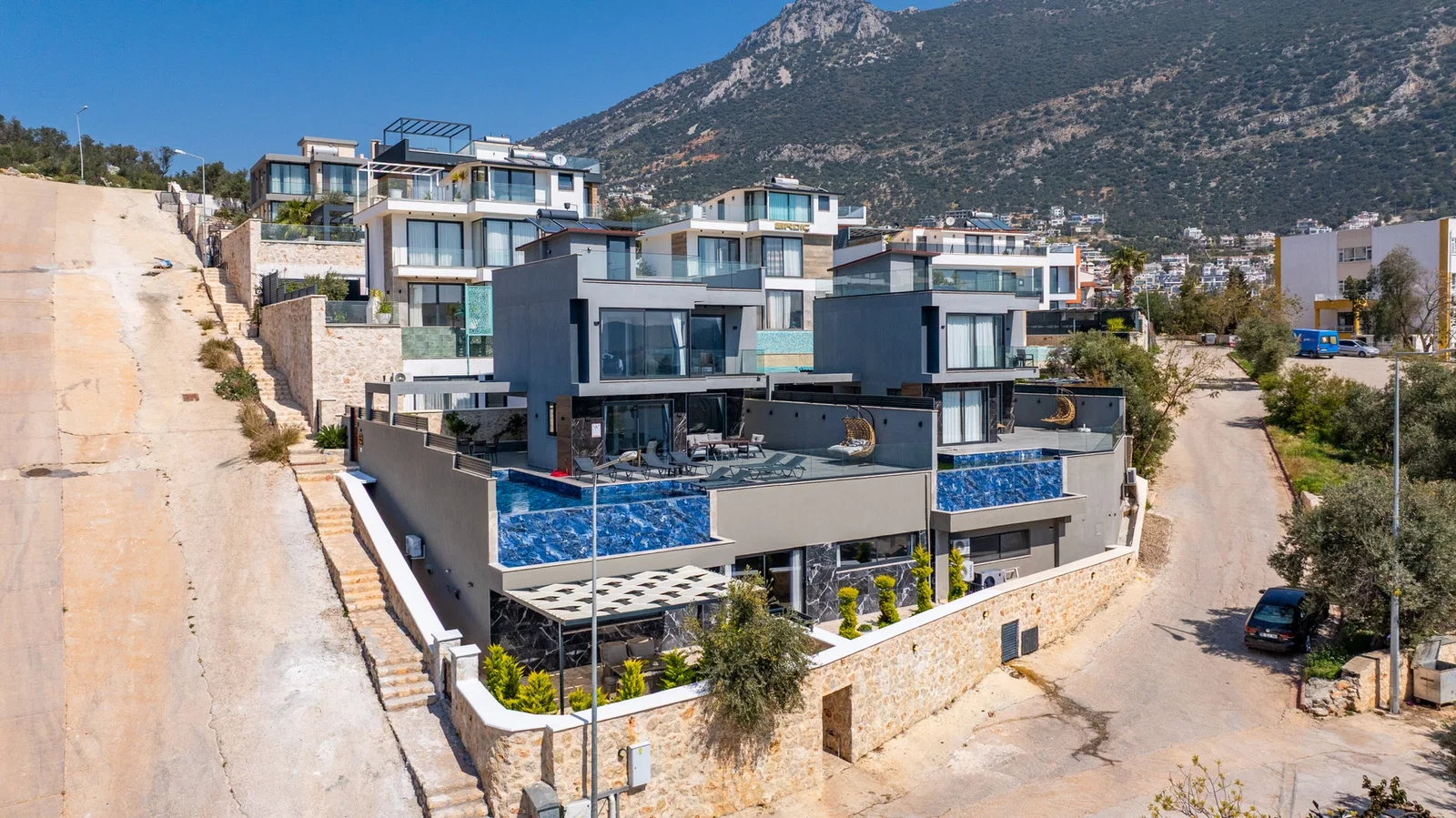 Kalkan’da Merkeze Yakın, Isıtmalı Havuzlu, 4 Yatak Odalı, Lüks Villa
