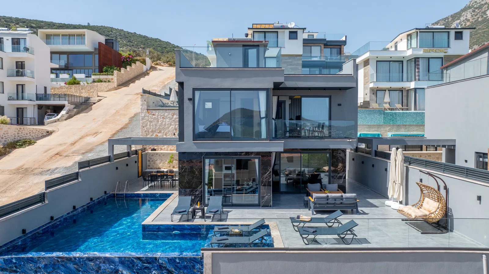 Kalkan’da ısıtmalı havuzlu kiralık villa