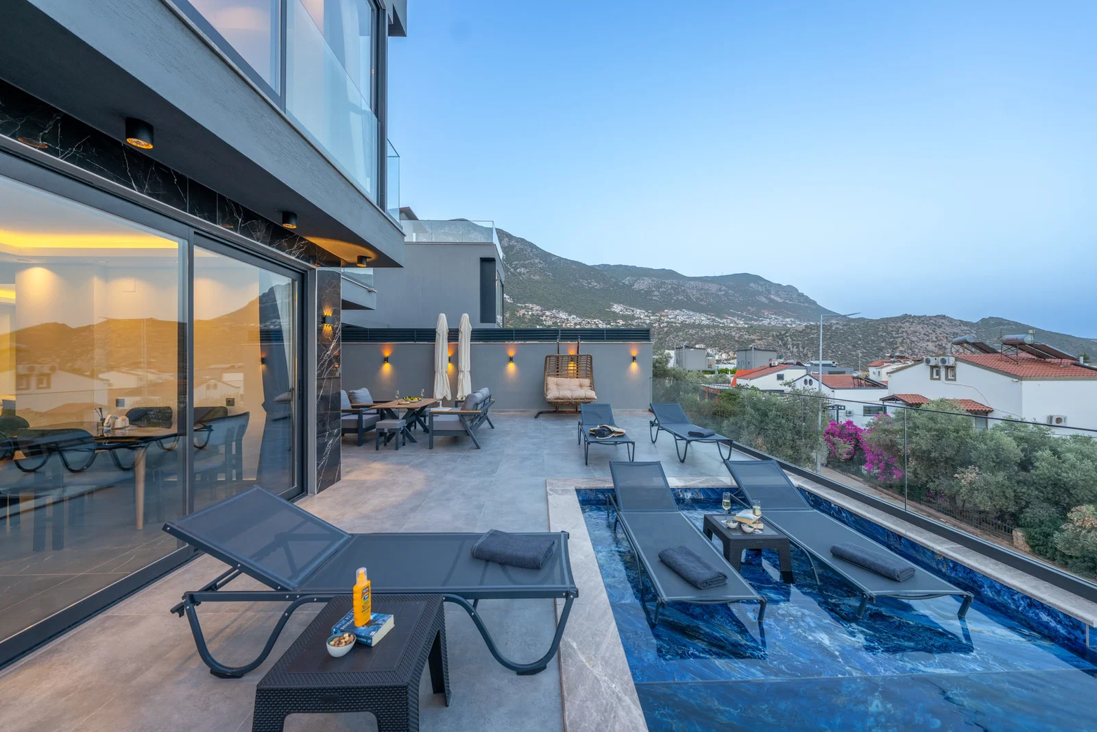 Kalkan’da Merkeze Yakın, Isıtmalı Havuzlu, 4 Yatak Odalı, Lüks Villa