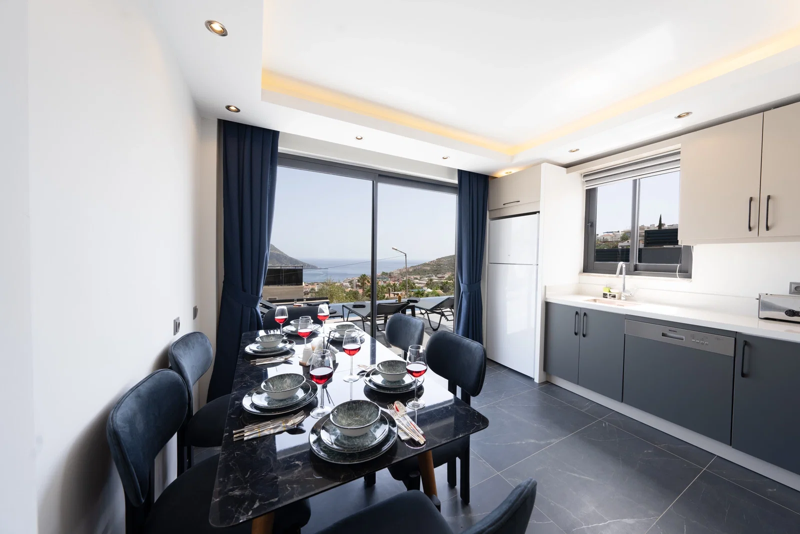 Kalkan’da Merkeze Yakın, Isıtmalı Havuzlu, 4 Yatak Odalı, Lüks Villa