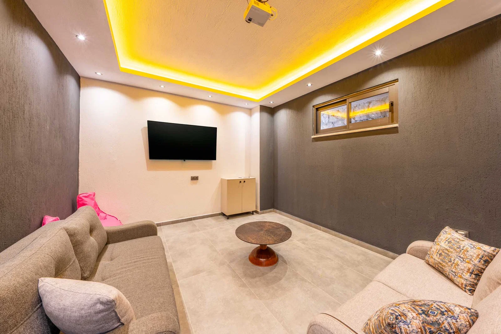 Kalkan’da Merkeze Yakın, Isıtmalı Havuzlu, 4 Yatak Odalı, Lüks Villa