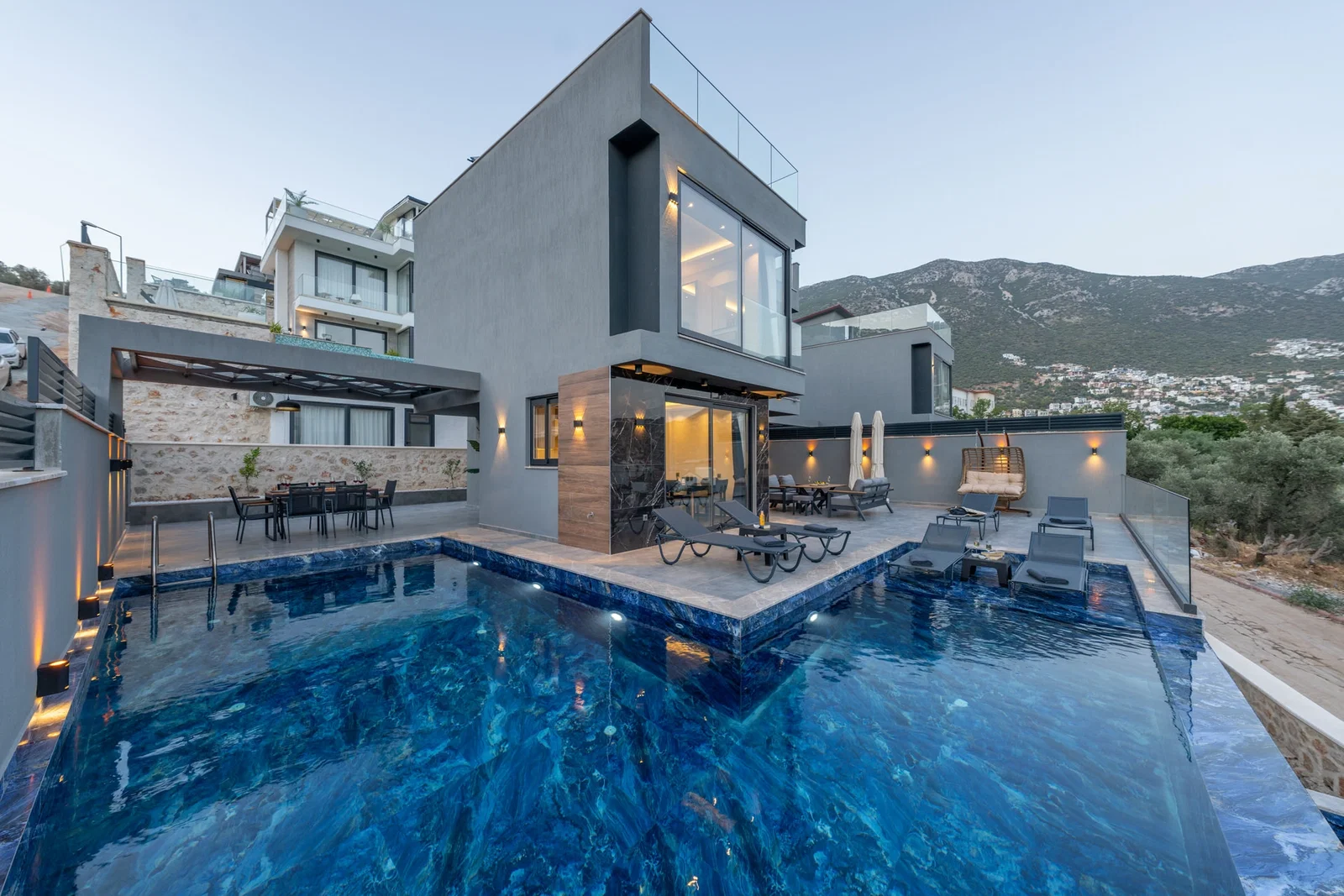 Kalkan’da Merkeze Yakın, Isıtmalı Havuzlu, 4 Yatak Odalı, Lüks Villa
