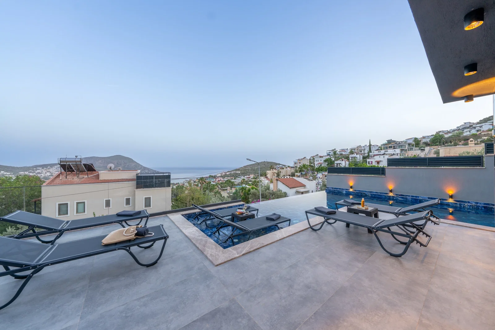 Kalkan’da Merkeze Yakın, Isıtmalı Havuzlu, 4 Yatak Odalı, Lüks Villa