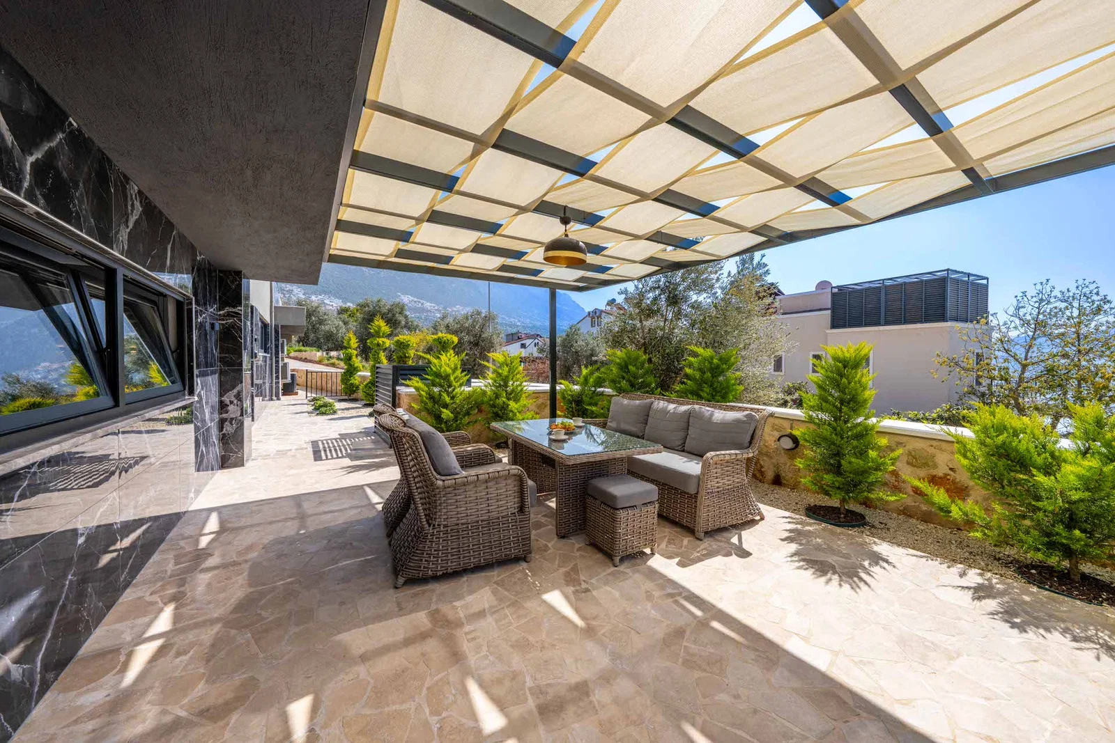 Kalkan’da Merkeze Yakın, Isıtmalı Havuzlu, 4 Yatak Odalı, Lüks Villa