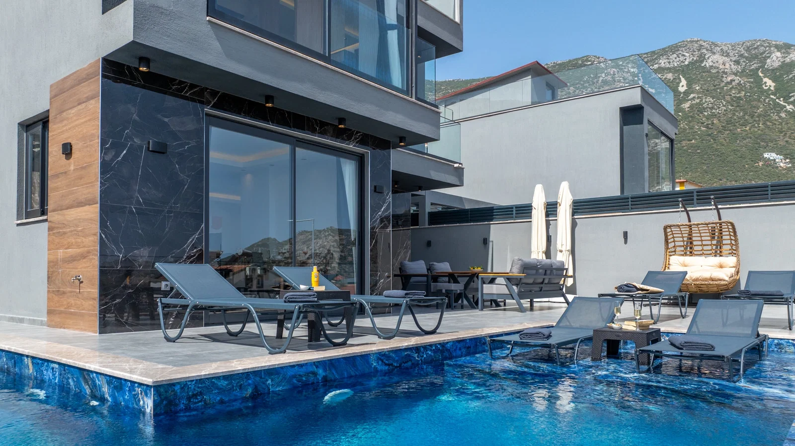 Kalkan’da Merkeze Yakın, Isıtmalı Havuzlu, 4 Yatak Odalı, Lüks Villa