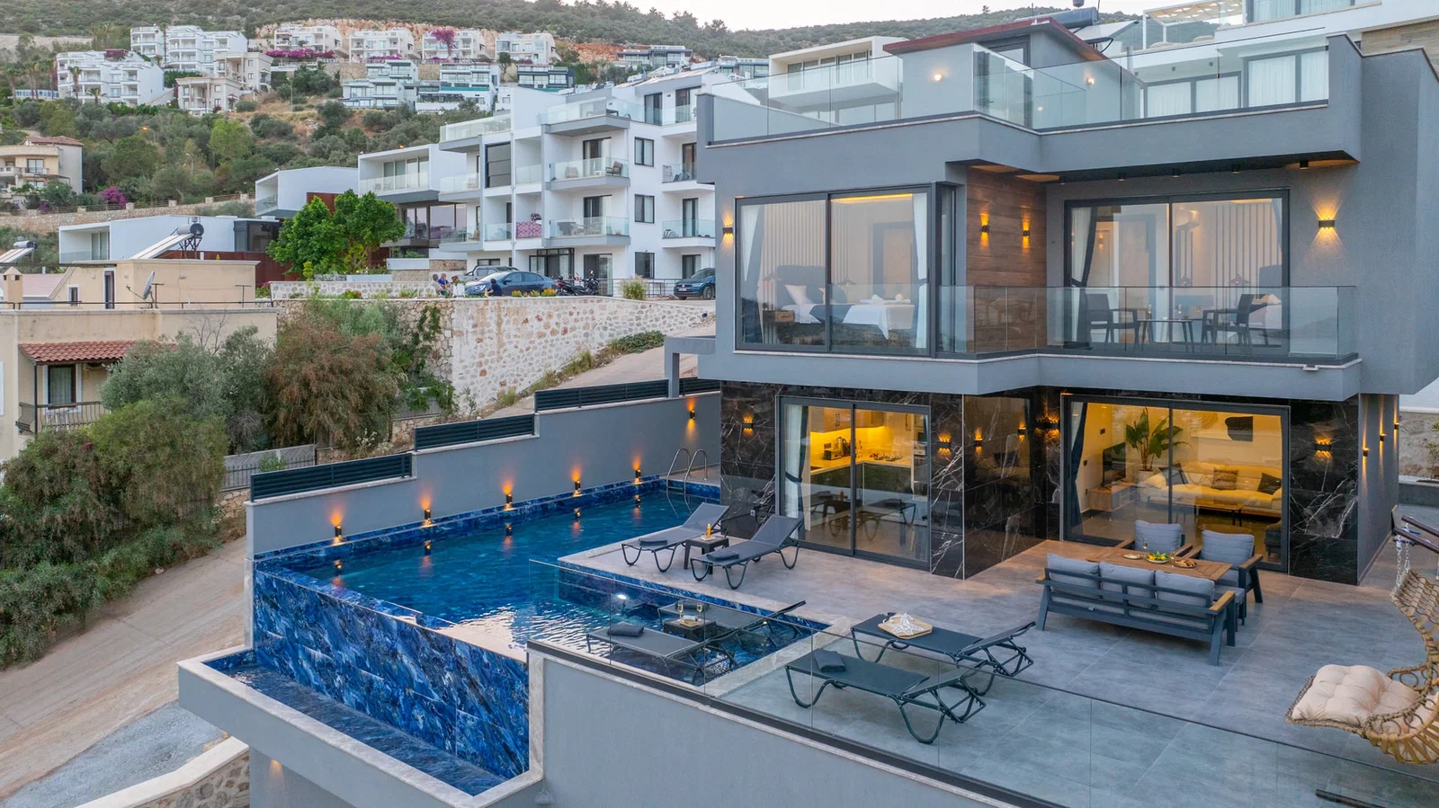 Kalkan’da Merkeze Yakın, Isıtmalı Havuzlu, 4 Yatak Odalı, Lüks Villa