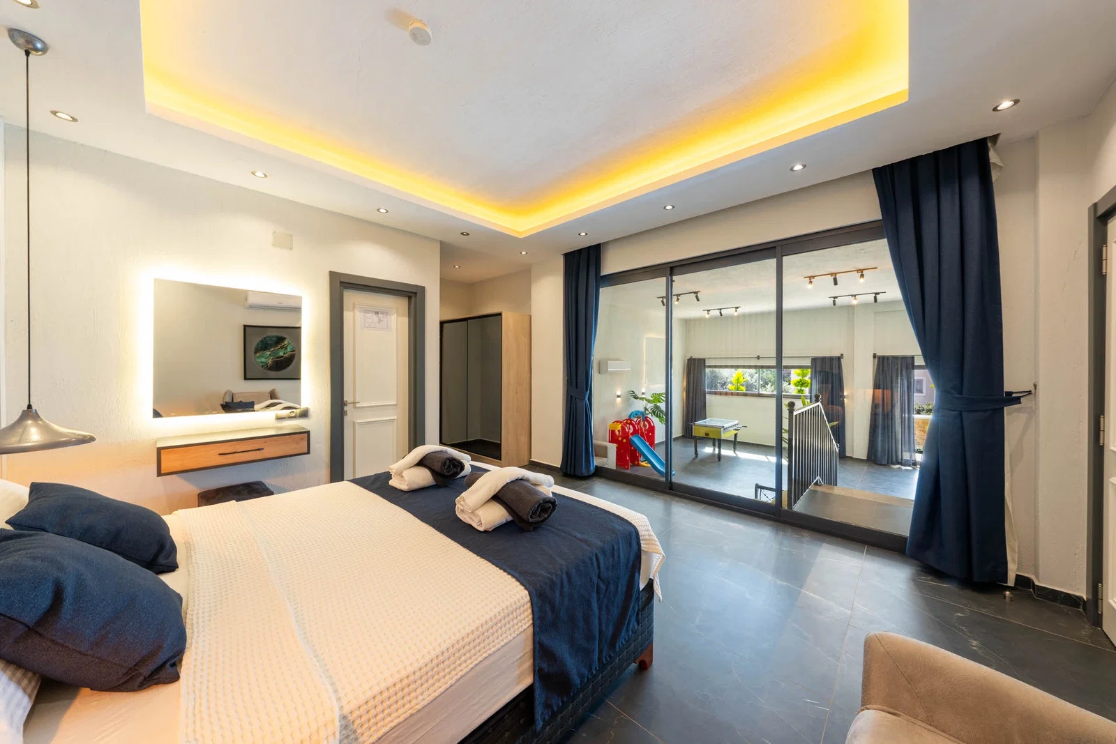 Kalkan’da Merkeze Yakın, Isıtmalı Havuzlu, 4 Yatak Odalı, Lüks Villa
