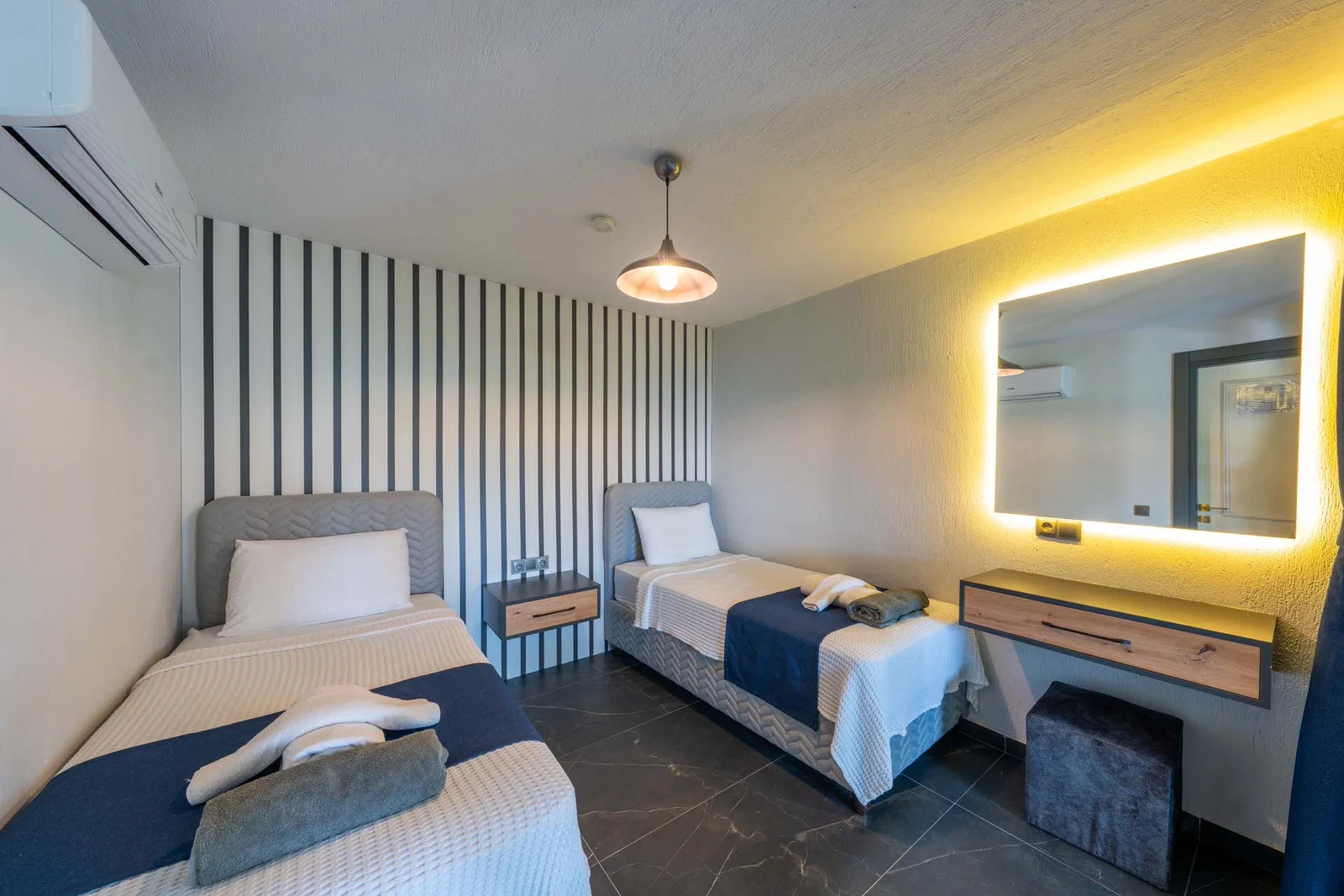 Kalkan’da Merkeze Yakın, Isıtmalı Havuzlu, 4 Yatak Odalı, Lüks Villa