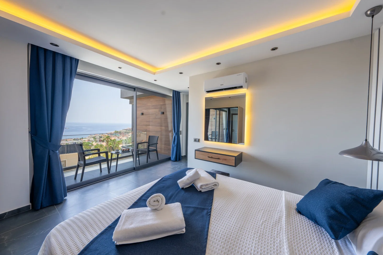 Kalkan’da Merkeze Yakın, Isıtmalı Havuzlu, 4 Yatak Odalı, Lüks Villa