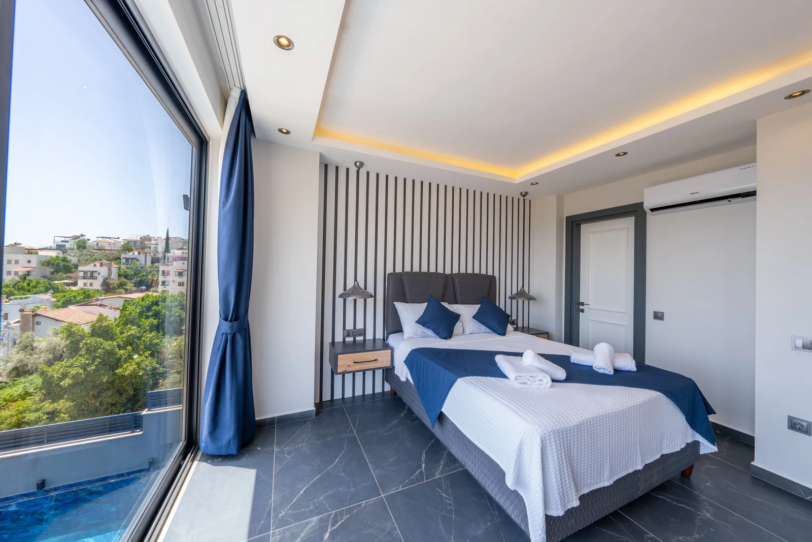 Kalkan’da Merkeze Yakın, Isıtmalı Havuzlu, 4 Yatak Odalı, Lüks Villa