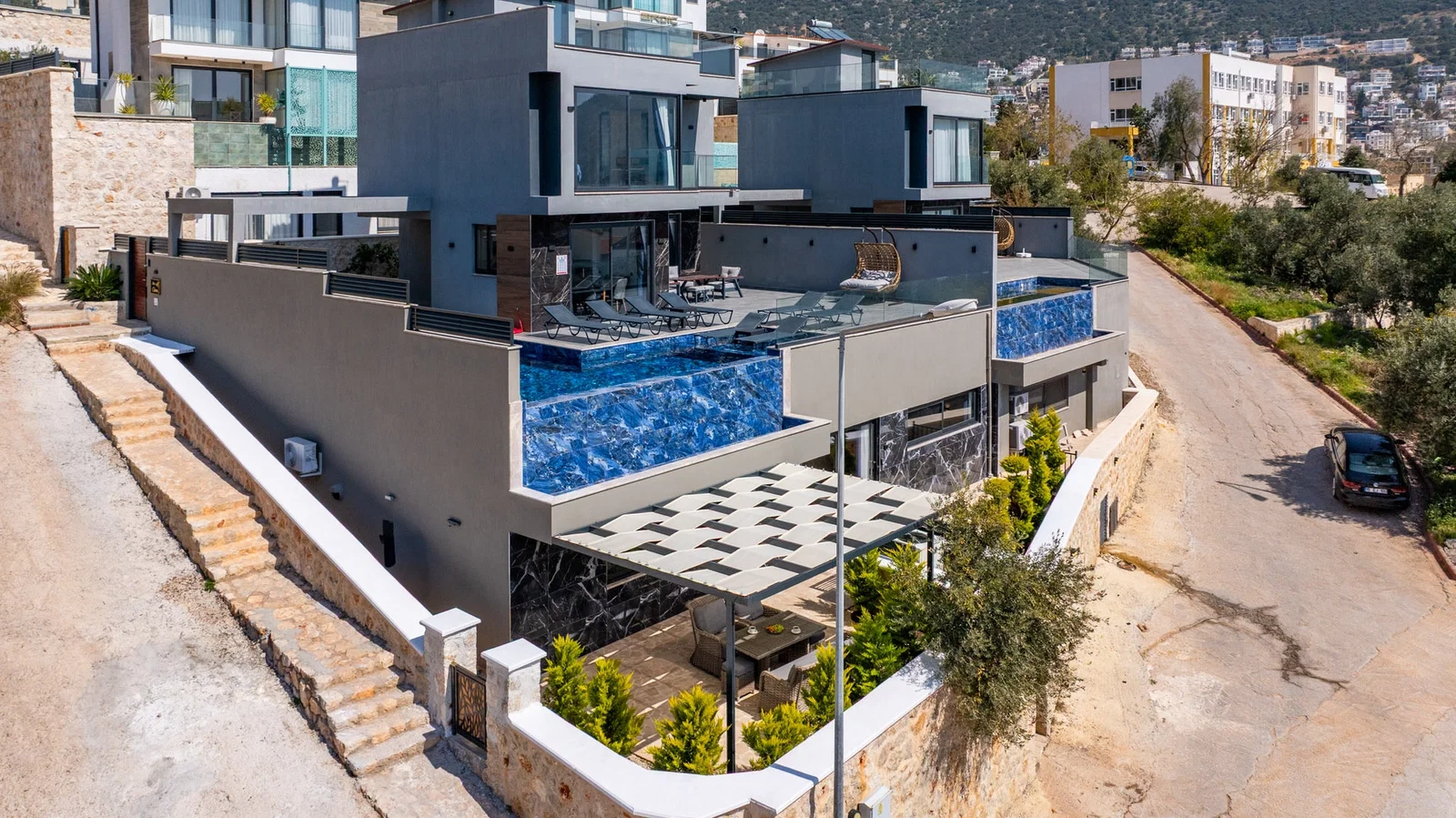 Kalkan’da Merkeze Yakın, Isıtmalı Havuzlu, 4 Yatak Odalı, Lüks Villa