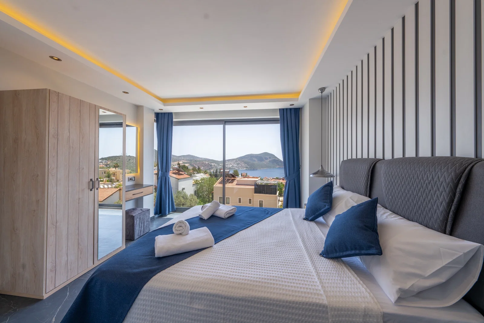 Kalkan’da Merkeze Yakın, Isıtmalı Havuzlu, 4 Yatak Odalı, Lüks Villa