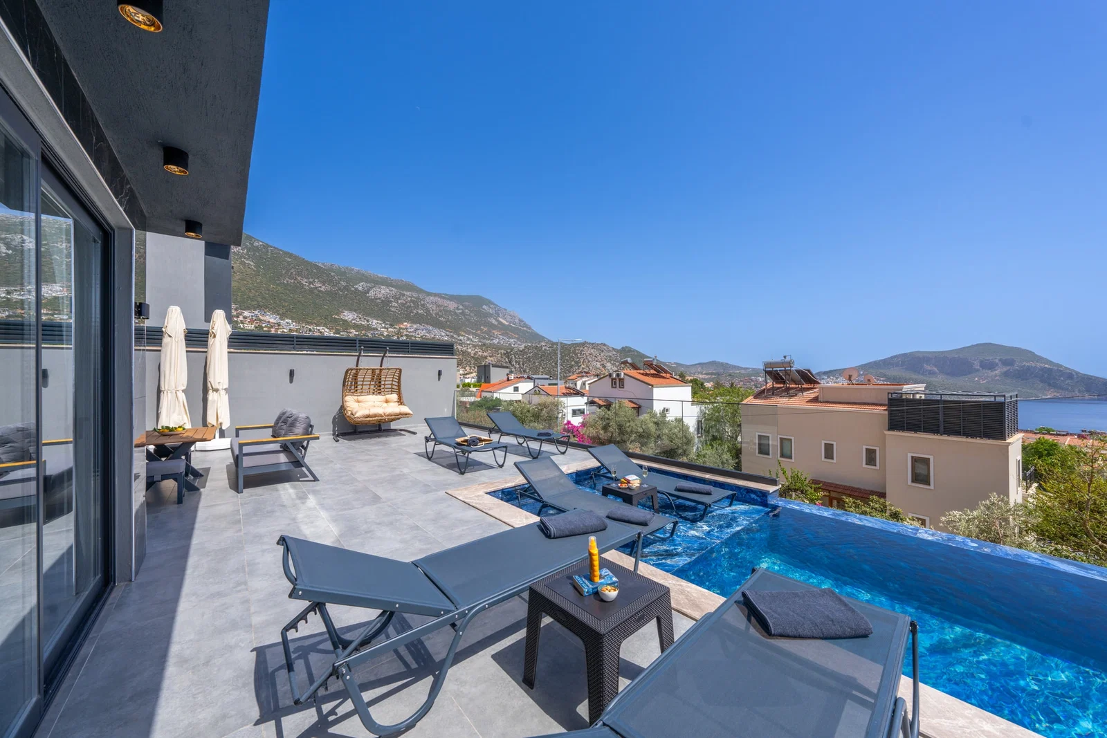 Kalkan’da Merkeze Yakın, Isıtmalı Havuzlu, 4 Yatak Odalı, Lüks Villa