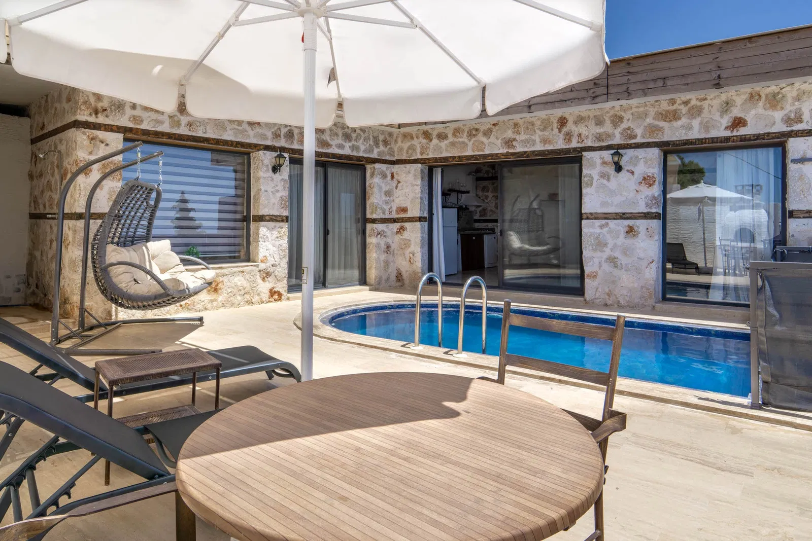 Kalkan’da korunaklı havuzlu kiralık villa
