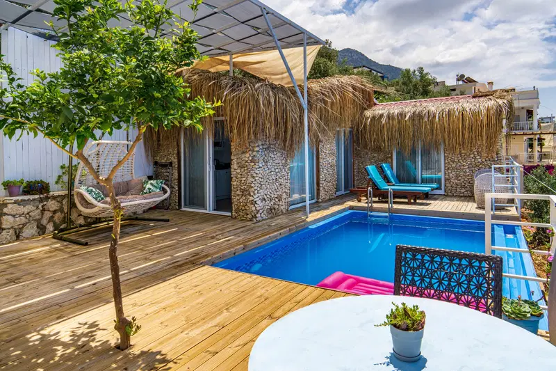 Kalkan’da korunaklı havuzlu kiralık villa