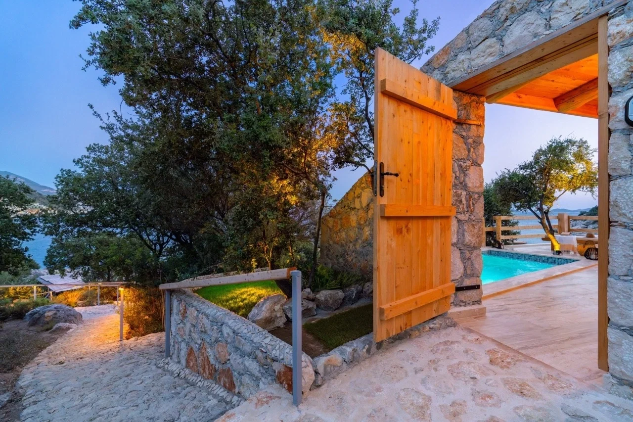 Kalkan’da Merkeze Yakın, Isıtmalı Havuzlu, 1 Yatak Odalı, Kiralık Villa