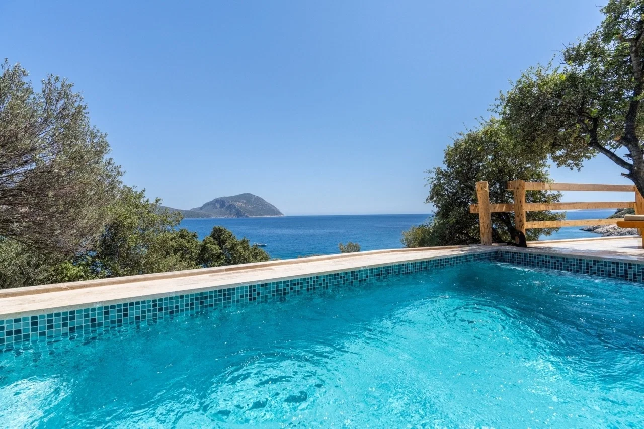 Kalkan’da Merkeze Yakın, Isıtmalı Havuzlu, 1 Yatak Odalı, Kiralık Villa