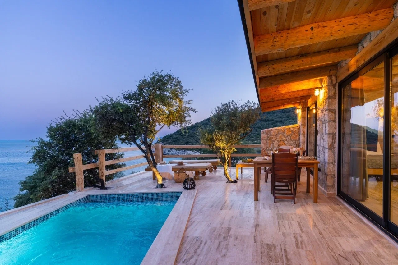 Kalkan’da Merkeze Yakın, Isıtmalı Havuzlu, 1 Yatak Odalı, Kiralık Villa