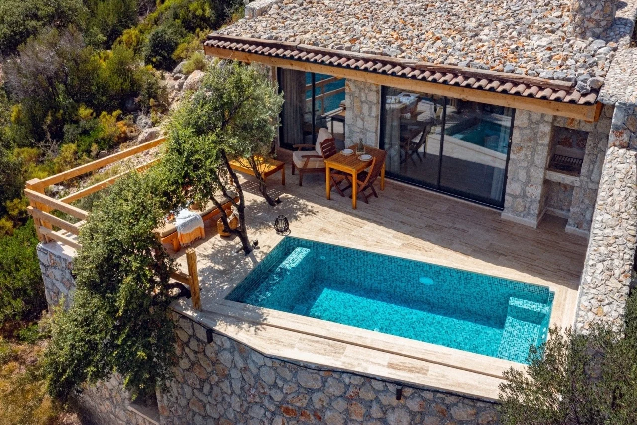 Kalkan’da Merkeze Yakın, Isıtmalı Havuzlu, 1 Yatak Odalı, Kiralık Villa