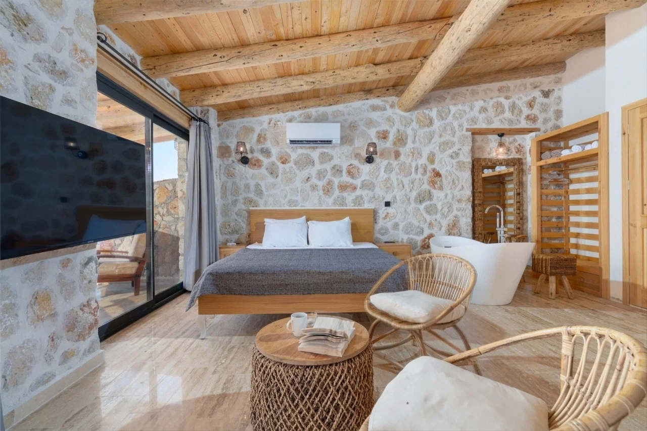 Kalkan’da Merkeze Yakın, Isıtmalı Havuzlu, 1 Yatak Odalı, Kiralık Villa