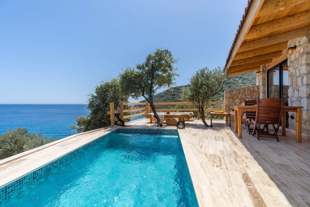 Kalkan’da Merkeze Yakın, Isıtmalı Havuzlu, 1 Yatak Odalı, Kiralık Villa