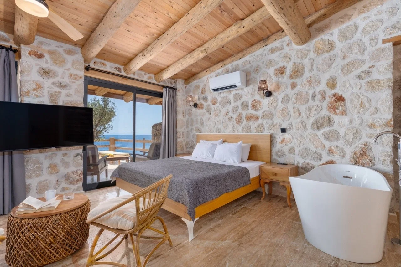 Kalkan’da Merkeze Yakın, Isıtmalı Havuzlu, 1 Yatak Odalı, Kiralık Villa