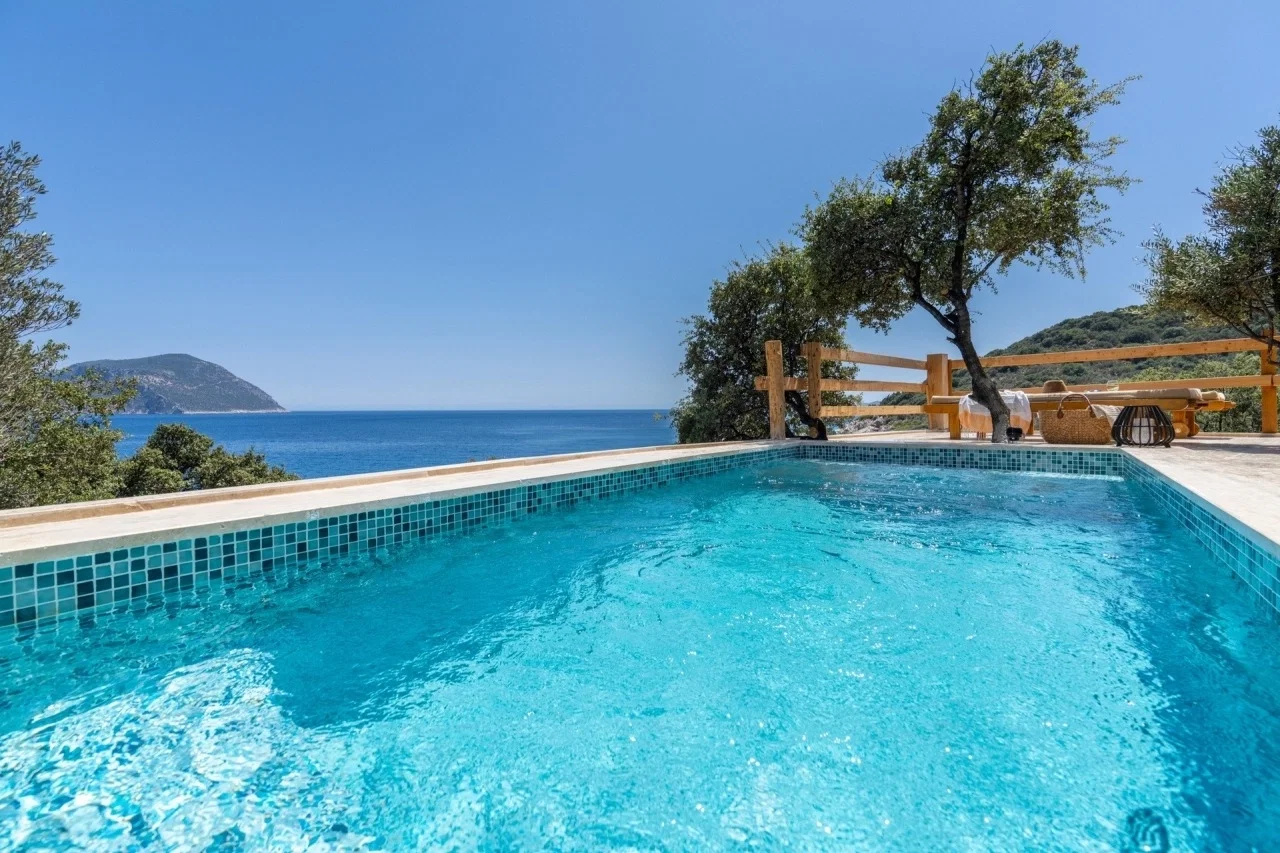Kalkan’da Merkeze Yakın, Isıtmalı Havuzlu, 1 Yatak Odalı, Kiralık Villa