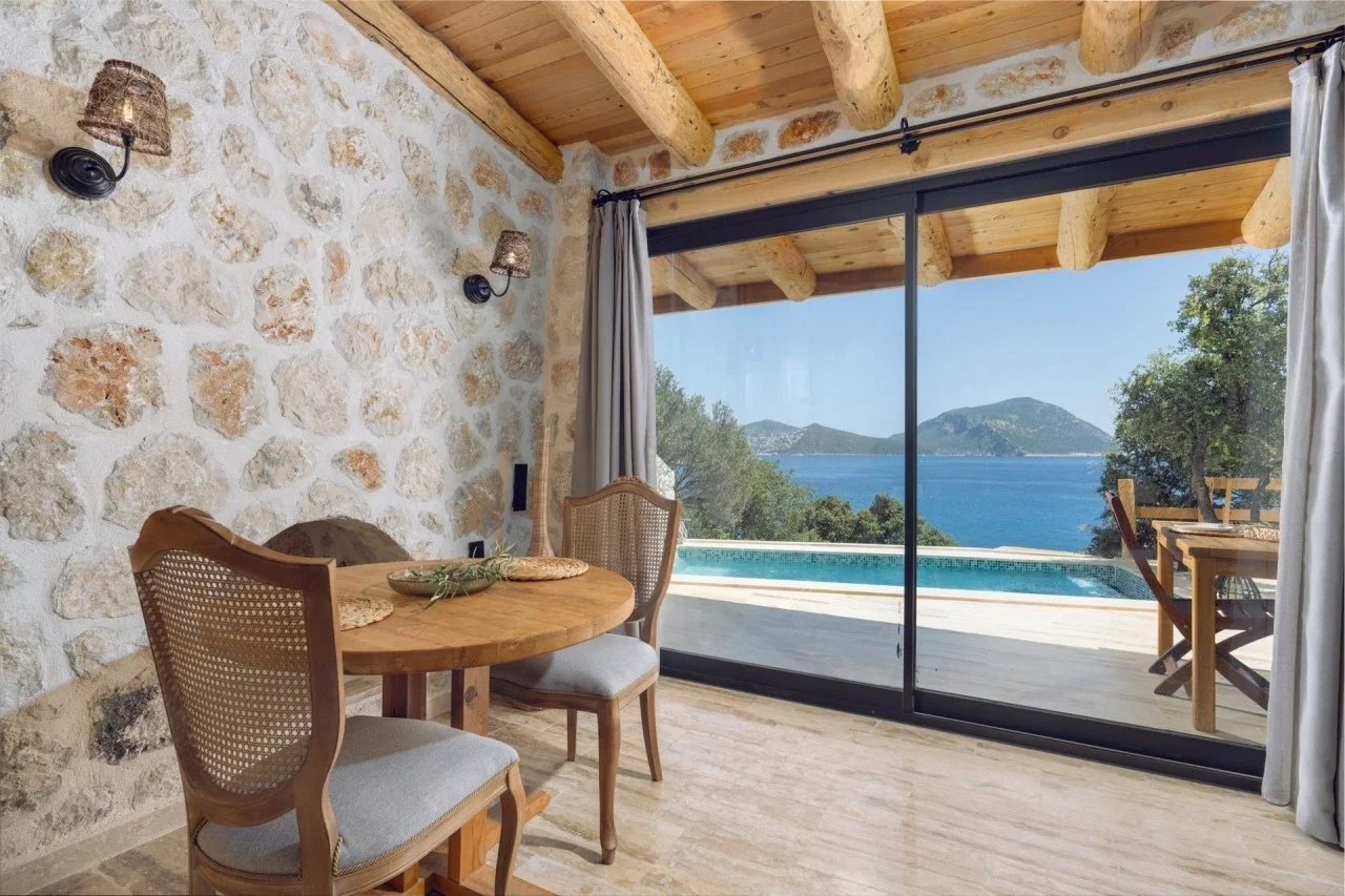 Kalkan’da Merkeze Yakın, Isıtmalı Havuzlu, 1 Yatak Odalı, Kiralık Villa