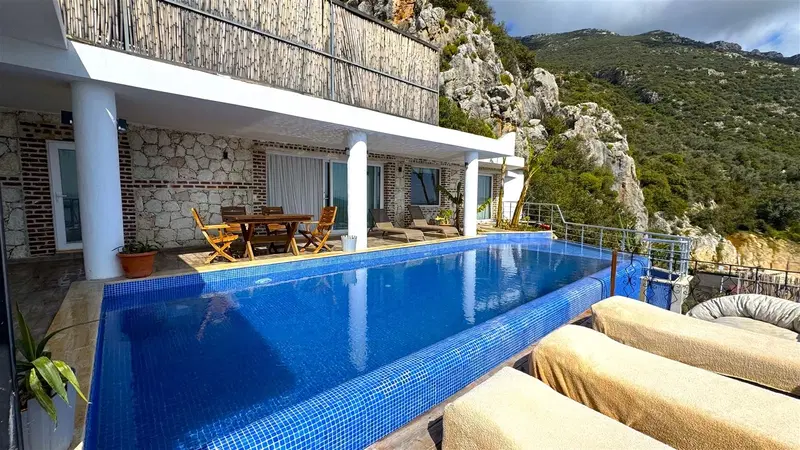 Kalkan’da korunaklı havuzlu kiralık villa