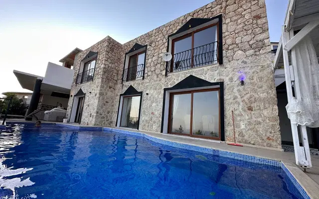 3 Yatak Odalı Çocuk Havuzlu Lüks Villa, Kalkan’da Deniz Manzaralı