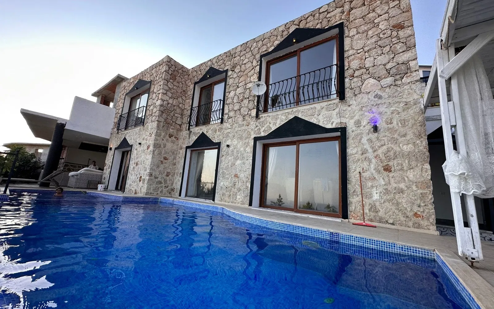 Kalkan’da korunaklı havuzlu kiralık villa