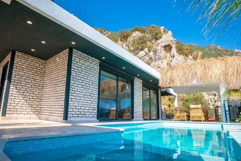 Kalkan’da korunaklı havuzlu kiralık villa
